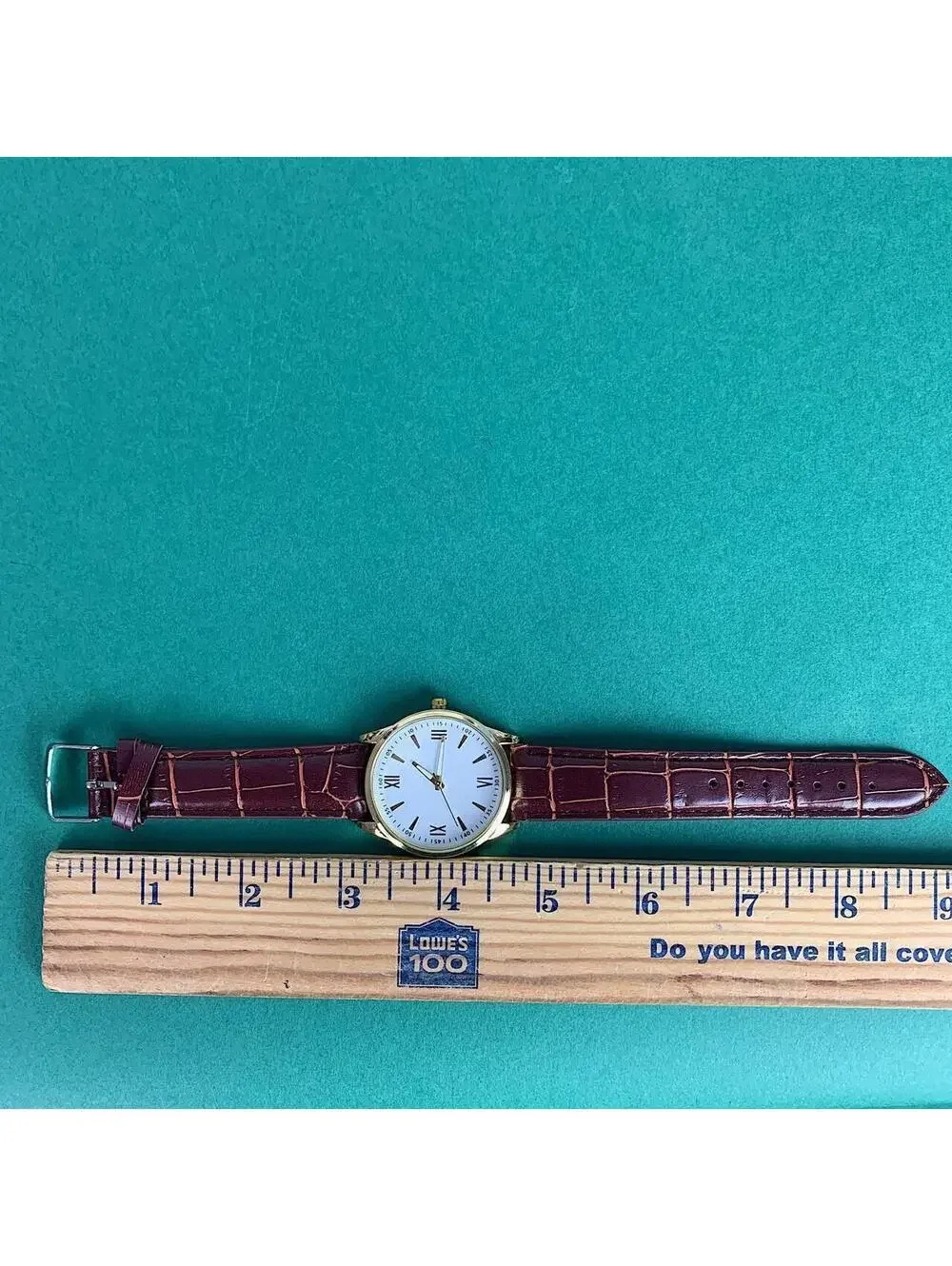 Minimalistic essential vintage style gold and leather style band watch. 9